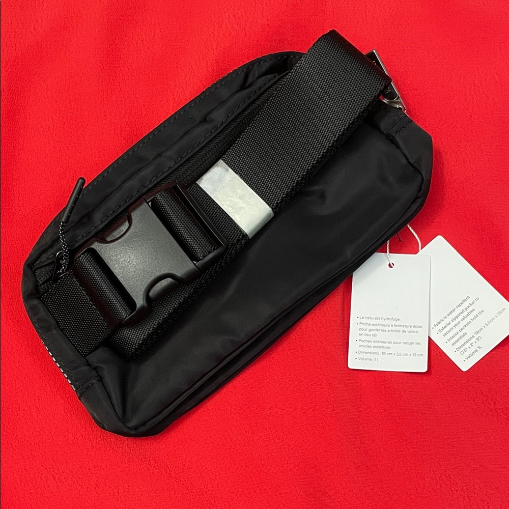 lululemon- Everywhere Belt/Crossbody Bag - Picture 2 of 8